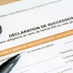 Un formulaire de déclaration de succession est prêt à être rempli, avec un stylo et un téléphone à proximité.
