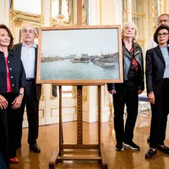 Un tableau de port, peut-être une œuvre d'art spoliée, est présenté par des personnes élégantes dans un salon doré.