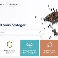 Le site AMF Protect Épargne aide à se protéger contre une arnaque placement financier. Une foule forme un parapluie protecteur.