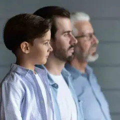 Trois générations d'hommes, du jeune garçon au grand-père, symbolisant la transmission et qui est exonéré des droits de succession.
