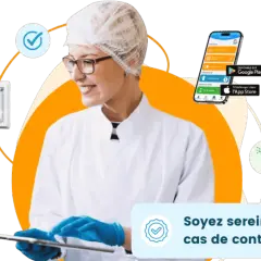 Une professionnelle de santé, portant charlotte et blouse, utilise une tablette. L'image illustre la facilité d'un contrôle d'hygiène grâce à une application mobile.