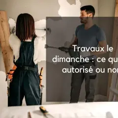 Deux ouvriers travaillent sur un chantier. L'un mesure un mur, l'autre utilise un marteau-piqueur. L'image interroge sur les travaux le dimanche.