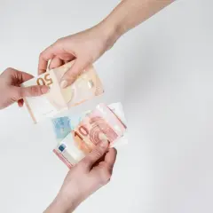 Un cadeau enveloppé de billets de 100 euros, orné d'un nœud blanc. Un présent qui vaut de l'or, un véritable don manuel d'argent.