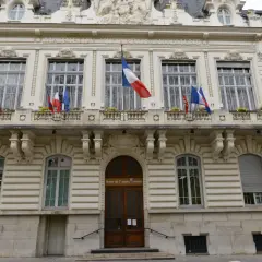 Mairie du 7ème arrondissement, avec drapeaux français. Si vous vous demandez combien de temps pour déclarer un décès, ce bâtiment est un lieu où trouver des informations.
