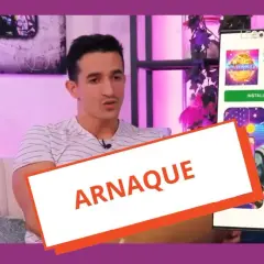 Un homme parle à la télévision, une application de jeu "Plinko Driver" est affichée, avec un bandeau "ARNAQUE" superposé.