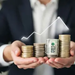 Main tenant demande au notaire une avance sur succession. Des pièces et billets s'empilent, symbolisant la croissance financière.