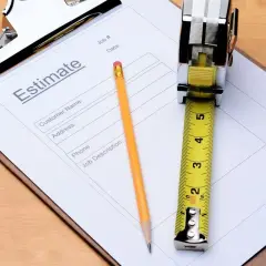 Un devis, un crayon et un mètre ruban sur un presse-papiers. Une scène évoquant le non-respect du devis par le professionnel.