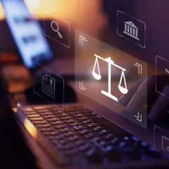 Balance des poids, marteau de juge, documents : icônes juridiques sur un écran d'ordinateur, symbolisant la gestion des litiges fournisseurs.