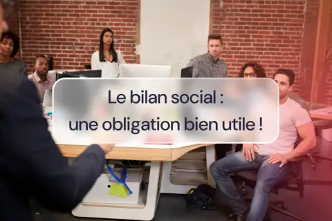 Des employés écoutent attentivement lors d'une présentation sur le bilan social, une obligation utile pour l'entreprise.