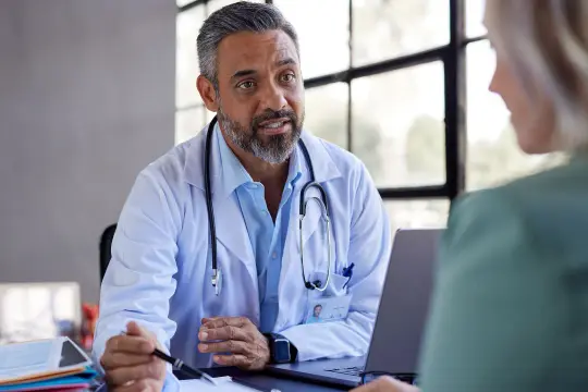 Médecin expliquant un dossier à une patiente, évoquant une possible poursuite judiciaire mutuelle.