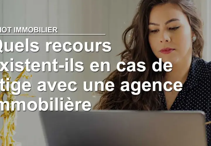 Une femme réfléchit devant un ordinateur, une statue de la justice en arrière-plan. Elle cherche comment porter plainte contre une agence immobilière pour une location.
