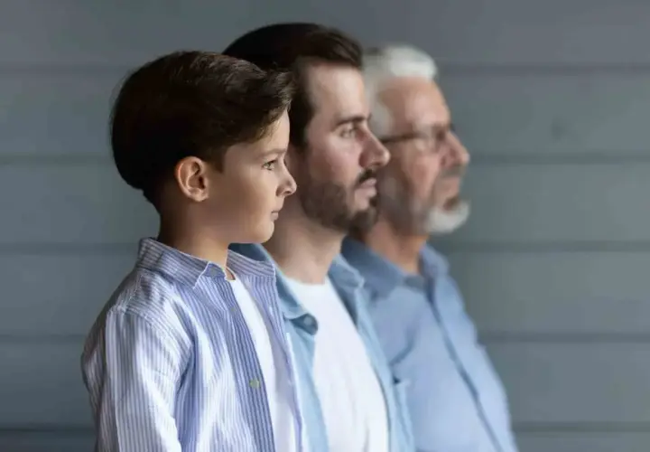 Trois générations d'hommes, du jeune garçon au grand-père, symbolisant la transmission et qui est exonéré des droits de succession.