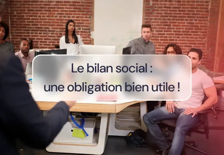 Des employés écoutent attentivement lors d'une présentation sur le bilan social, une obligation utile pour l'entreprise.