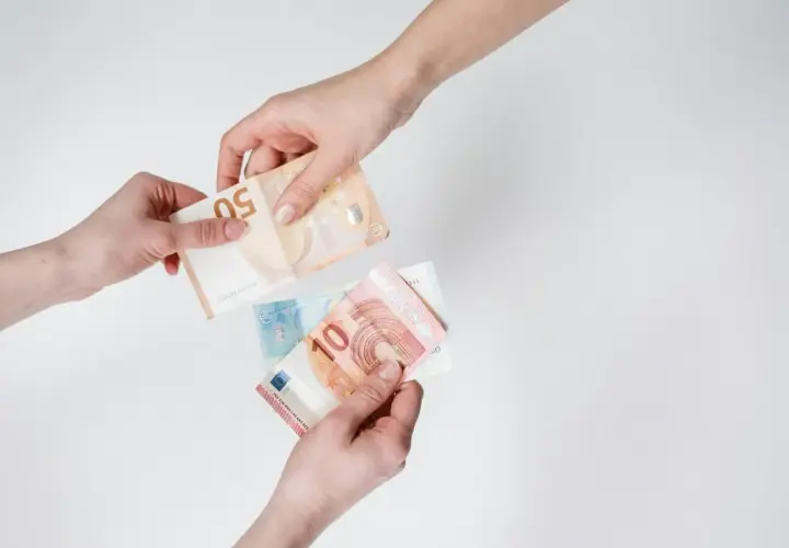 Un cadeau enveloppé de billets de 100 euros, orné d'un nœud blanc. Un présent qui vaut de l'or, un véritable don manuel d'argent.