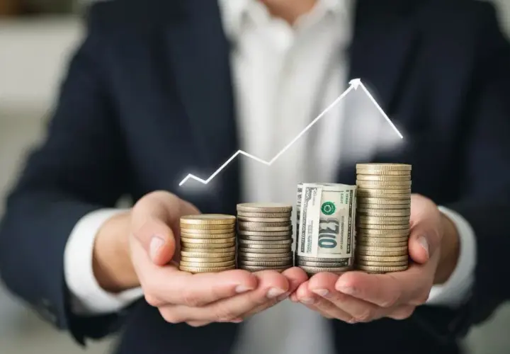 Main tenant demande au notaire une avance sur succession. Des pièces et billets s'empilent, symbolisant la croissance financière.