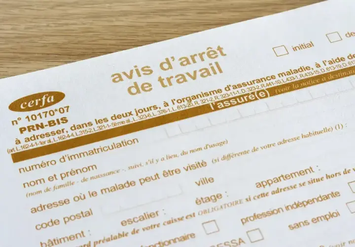 Avis d'arrêt de travail, document Cerfa pour une sortie autorisée. Il contient des informations sur l'assuré(e) et l'adresse de visite.