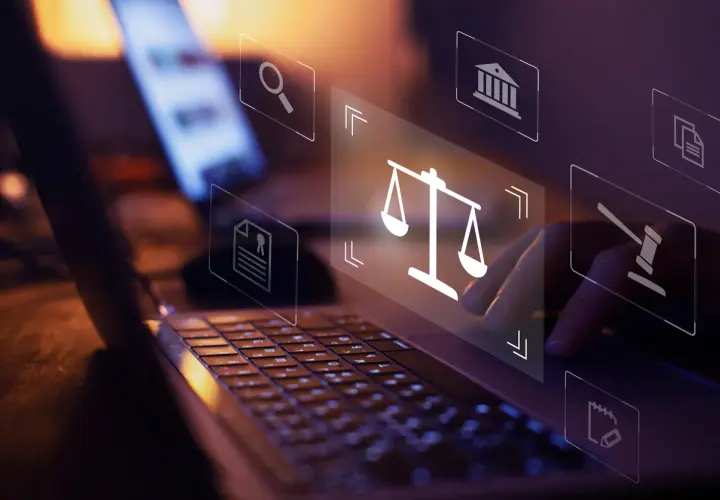 Balance des poids, marteau de juge, documents : icônes juridiques sur un écran d'ordinateur, symbolisant la gestion des litiges fournisseurs.