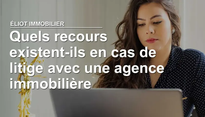 Une femme réfléchit devant un ordinateur, une statue de la justice en arrière-plan. Elle cherche comment porter plainte contre une agence immobilière pour une location.