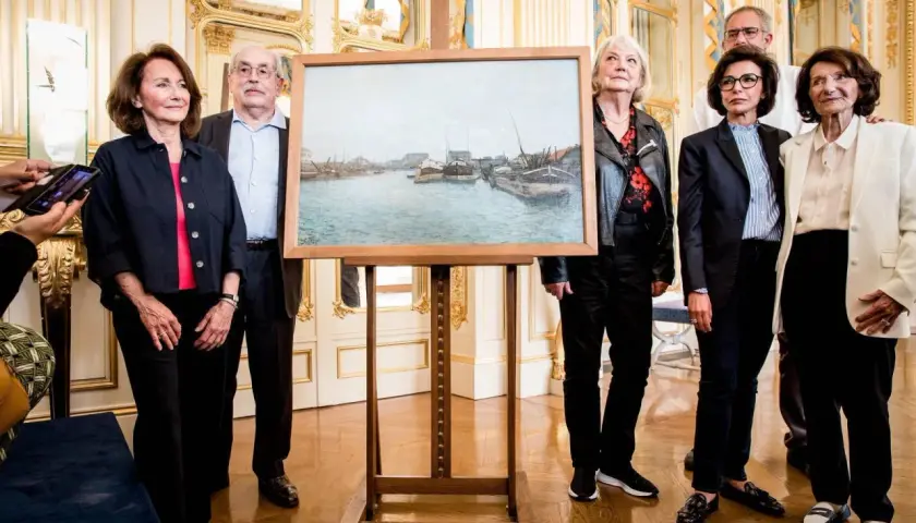 Un tableau de port, peut-être une œuvre d'art spoliée, est présenté par des personnes élégantes dans un salon doré.