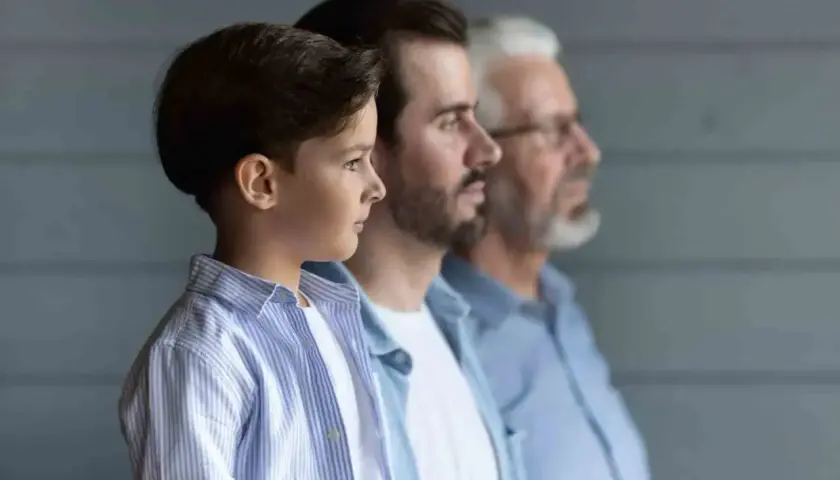 Trois générations d'hommes, du jeune garçon au grand-père, symbolisant la transmission et qui est exonéré des droits de succession.