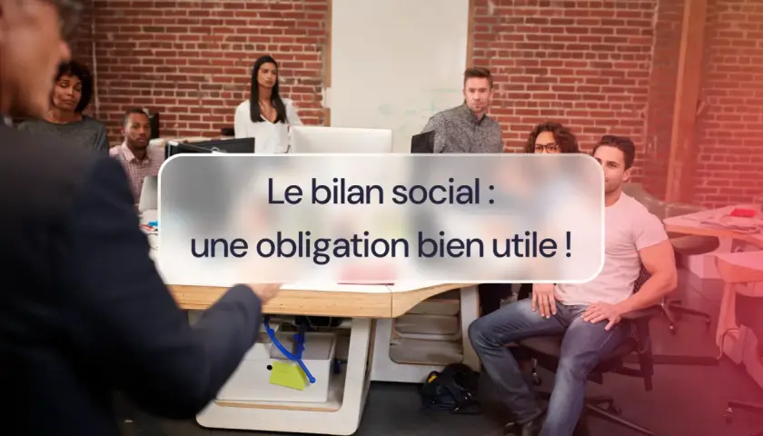 Des employés écoutent attentivement lors d'une présentation sur le bilan social, une obligation utile pour l'entreprise.