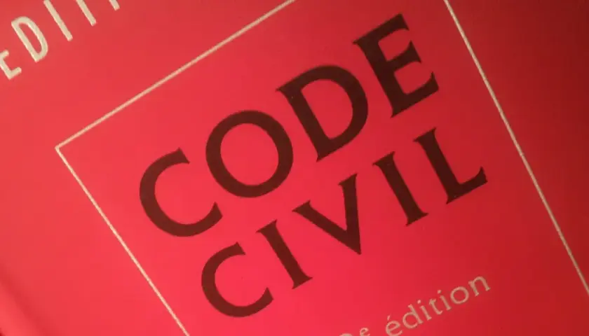 Code Civil rouge. Ce livre peut contenir des articles sur la procuration et le détournement, des sujets juridiques complexes.