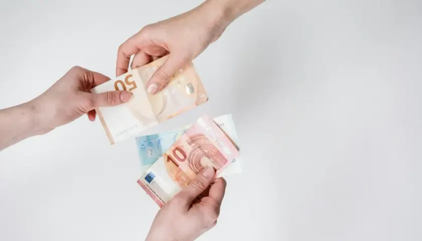 Un cadeau enveloppé de billets de 100 euros, orné d'un nœud blanc. Un présent qui vaut de l'or, un véritable don manuel d'argent.