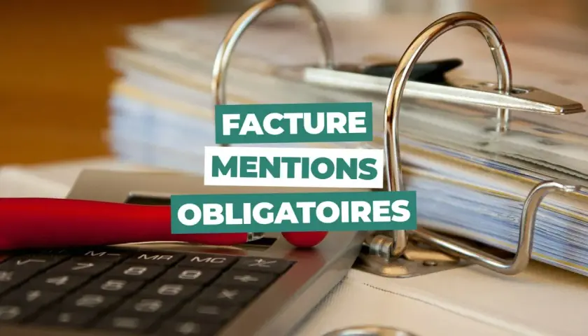 Dossier de factures, calculatrice et stylo rouge. Texte "Facture Mentions Obligatoires".