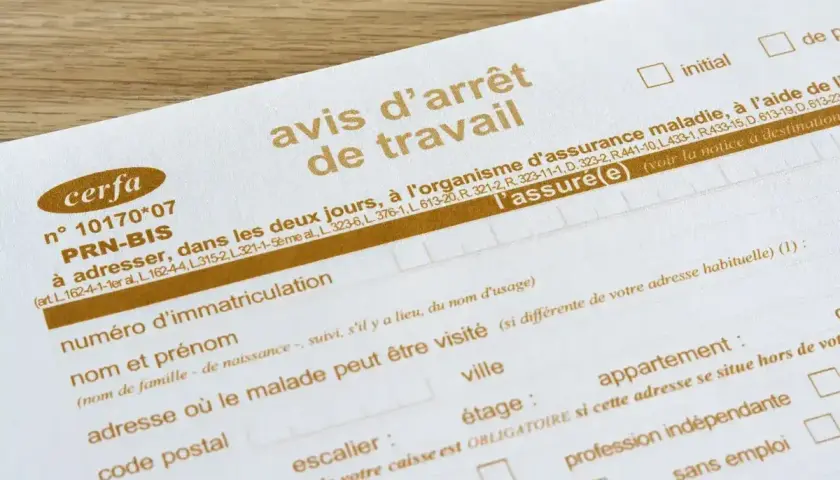 Avis d'arrêt de travail, document Cerfa pour une sortie autorisée. Il contient des informations sur l'assuré(e) et l'adresse de visite.