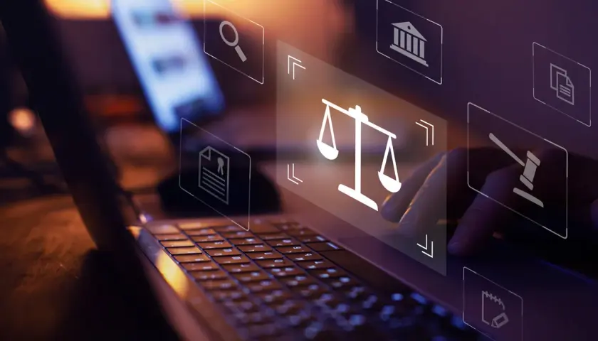 Balance des poids, marteau de juge, documents : icônes juridiques sur un écran d'ordinateur, symbolisant la gestion des litiges fournisseurs.