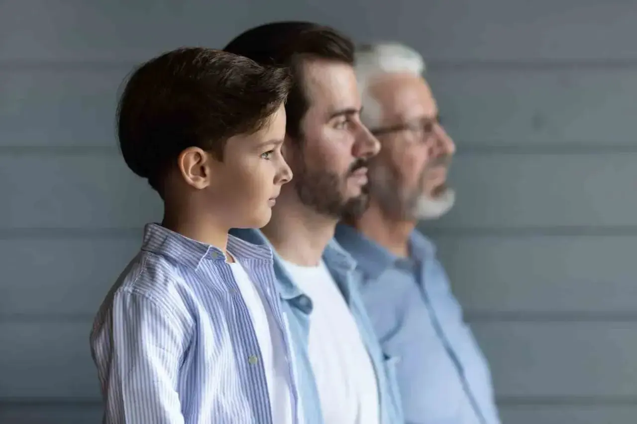 Trois générations d'hommes, du jeune garçon au grand-père, symbolisant la transmission et qui est exonéré des droits de succession.