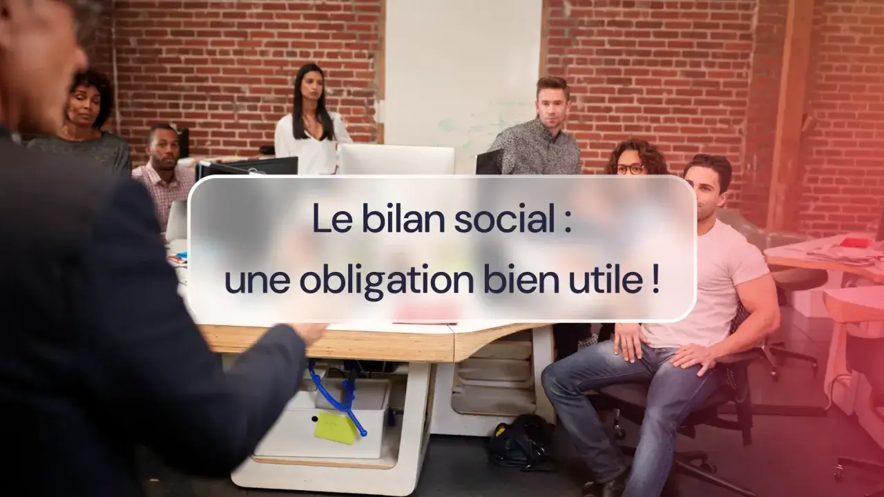 Des employés écoutent attentivement lors d'une présentation sur le bilan social, une obligation utile pour l'entreprise.