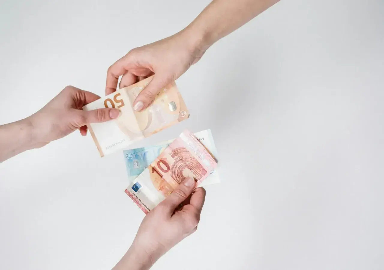Un cadeau enveloppé de billets de 100 euros, orné d'un nœud blanc. Un présent qui vaut de l'or, un véritable don manuel d'argent.