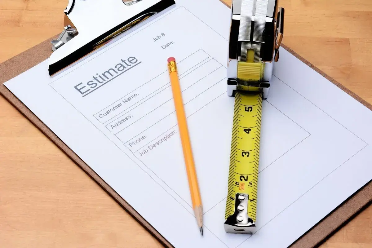 Un devis, un crayon et un mètre ruban sur un presse-papiers. Une scène évoquant le non-respect du devis par le professionnel.