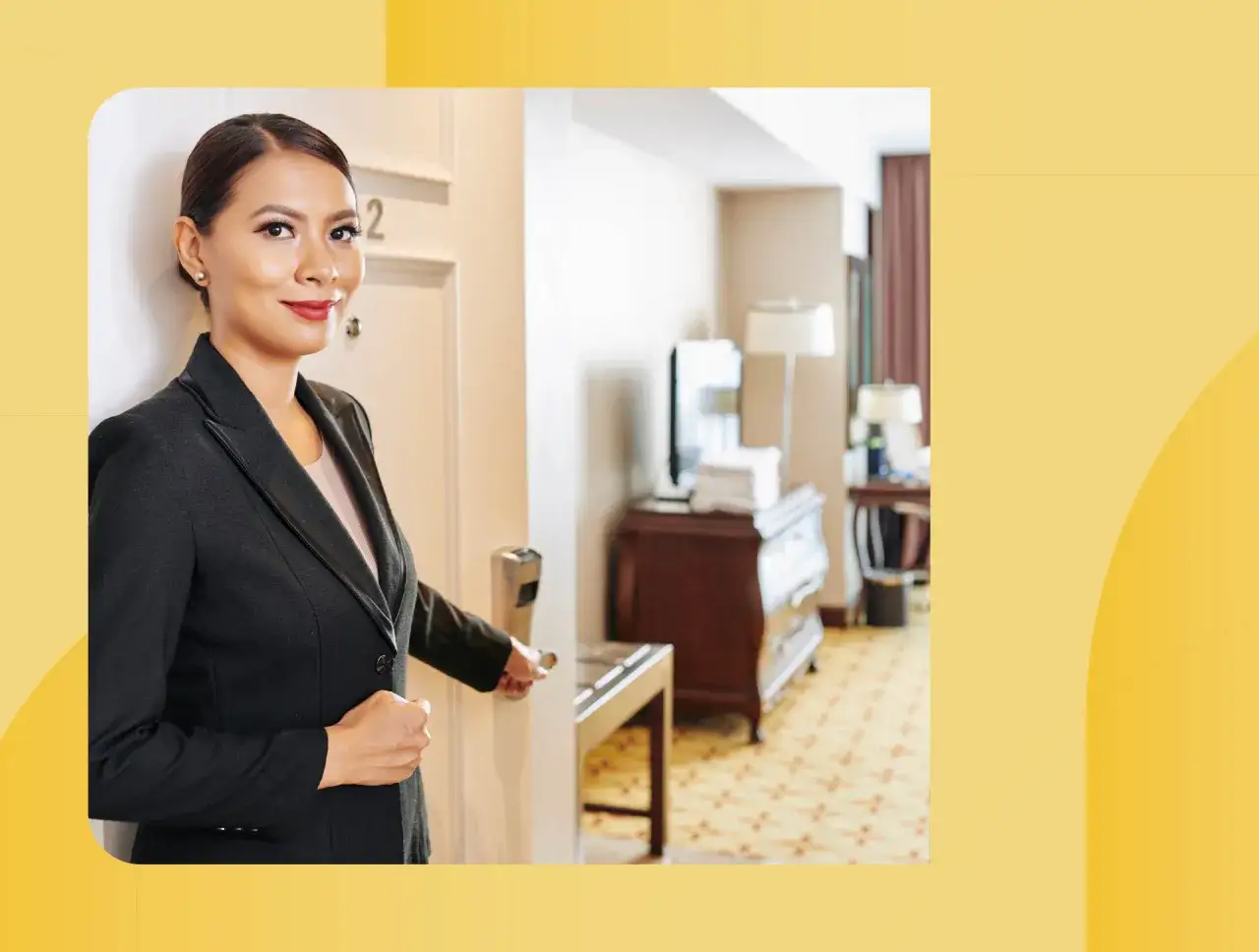Employ&eacute;e d'h&ocirc;tel ouvrant une porte, chambre vide. Une situation de surbooking hotel pourrait expliquer ce vide.