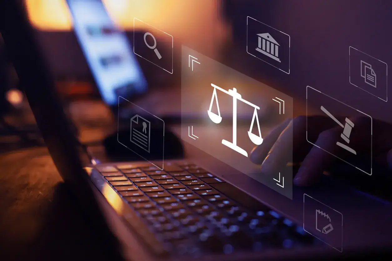 Balance des poids, marteau de juge, documents : icônes numériques sur un ordinateur portable, symbolisant la gestion des litiges fournisseurs et la résolution de conflits.