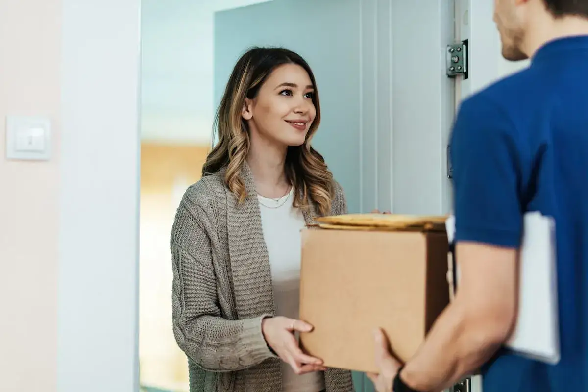 Une femme reçoit un colis, espérant que ce n'est pas une erreur de commande.