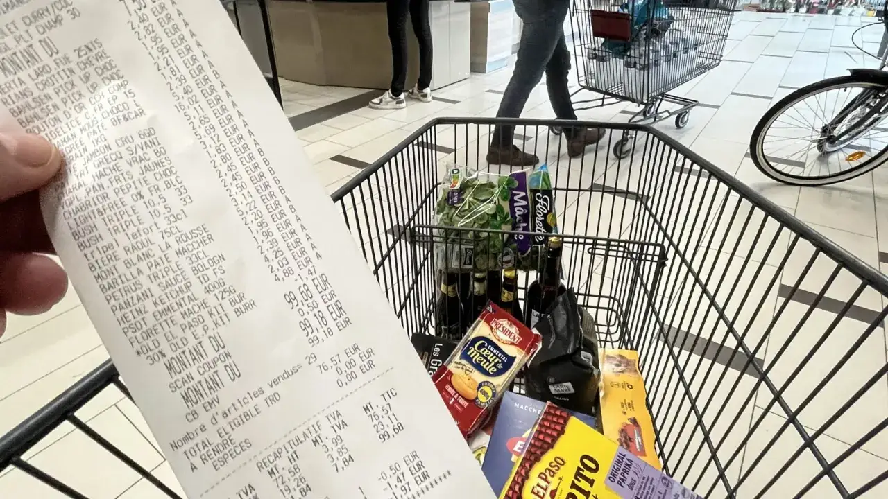 Un ticket de caisse avec un panier rempli de courses, suggérant un refus de remboursement.
